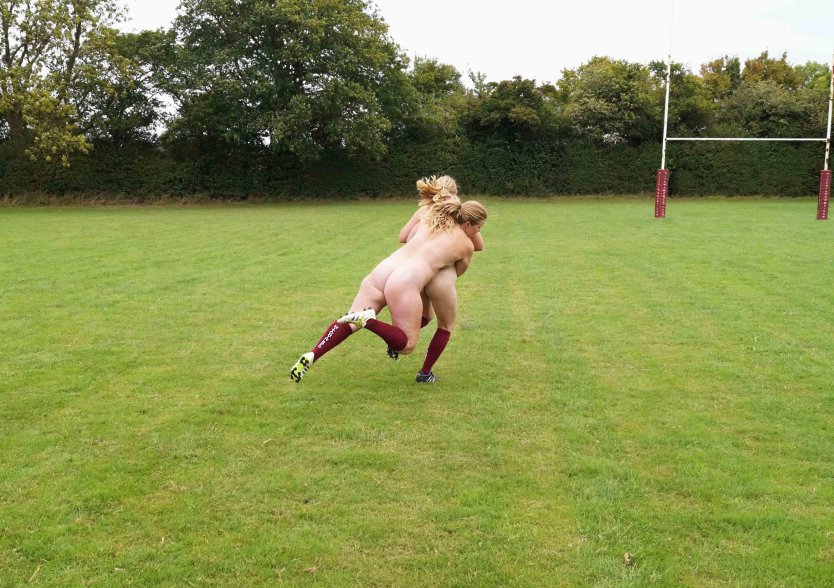 Голые женщины занимаются спортом