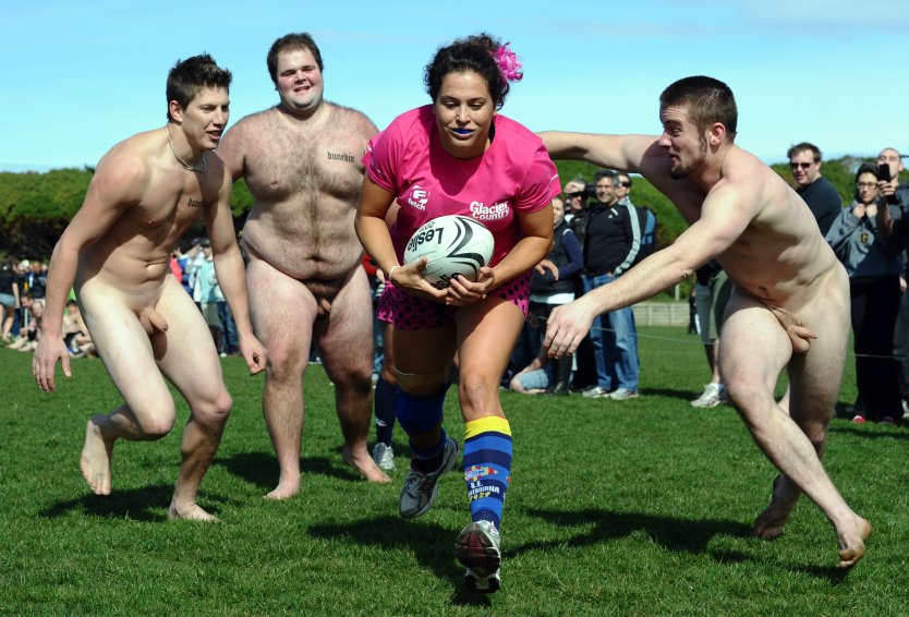 Парни футболисты голышом