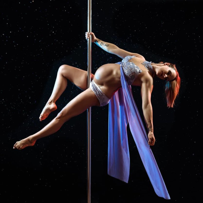 Девушка на шесте