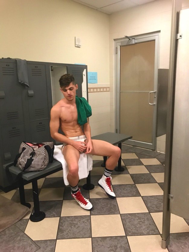 Голые мужики в раздевалке