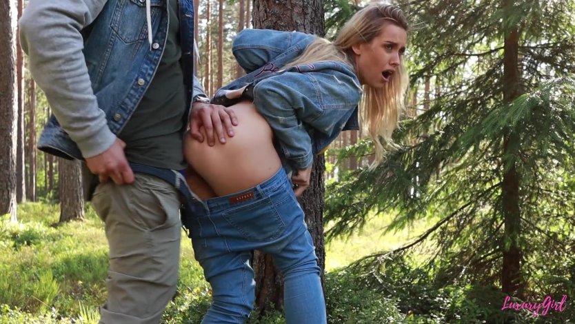 Блондинку отымели в парке