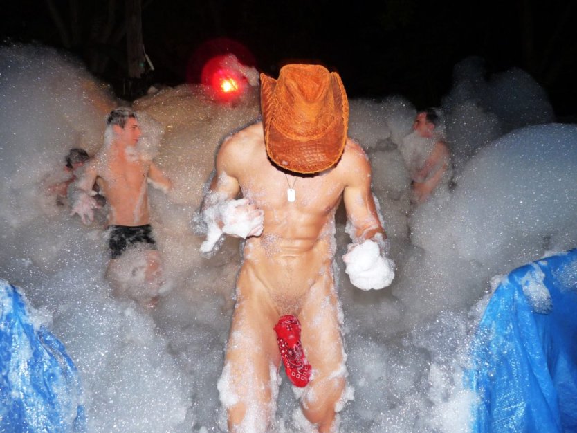 Голые на пенной вечеринке