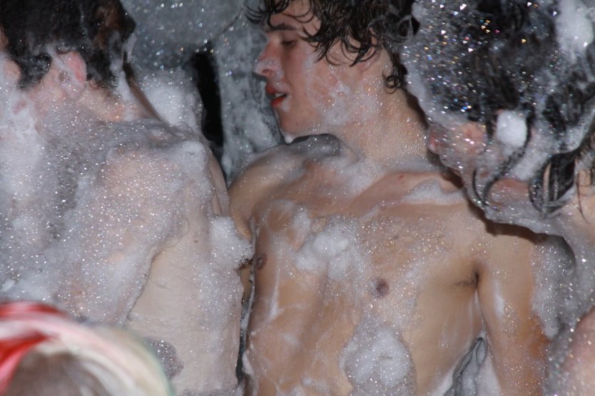 Голая пенная вечеринка