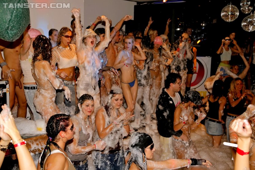 Оргия на пенной вечеринке