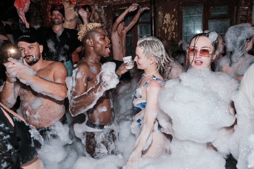 Голая пенная вечеринка