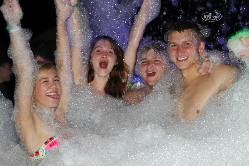 Голая пенная вечеринка