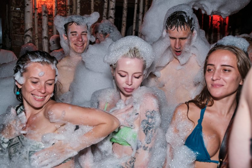 Девушки на пенной вечеринке