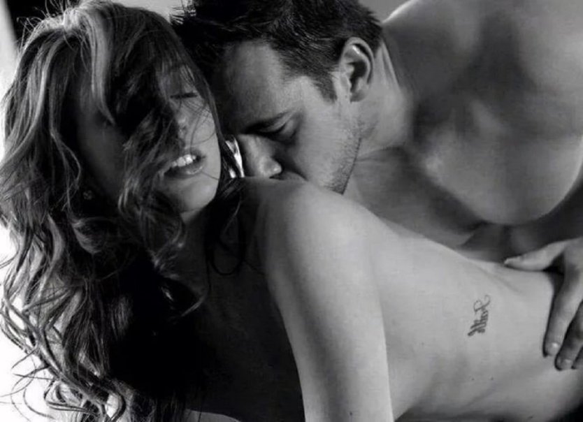 Мужчина страстно целует женщину