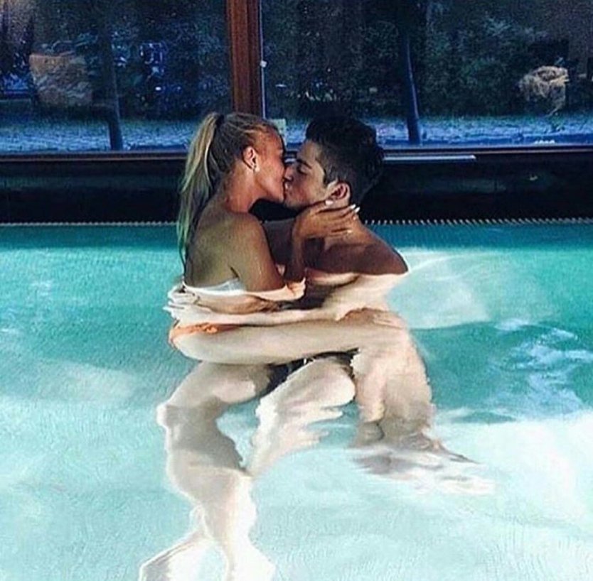 Пара в бассейне