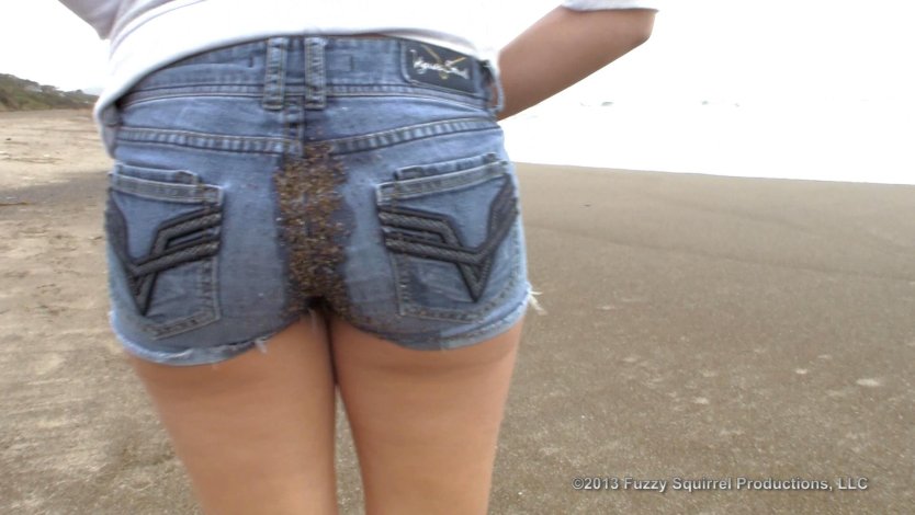 Девушка кончила в шорты