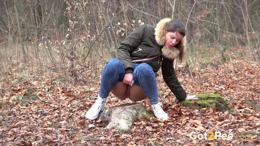 Девушки ссут вид сзади