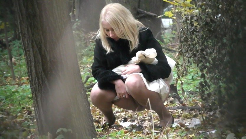 Женский писсинг на природе