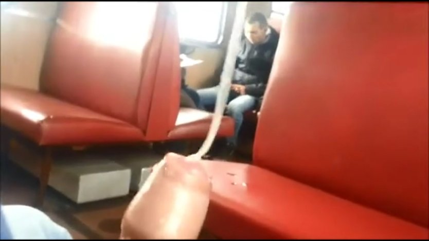 Мастурбация девушек в транспорте