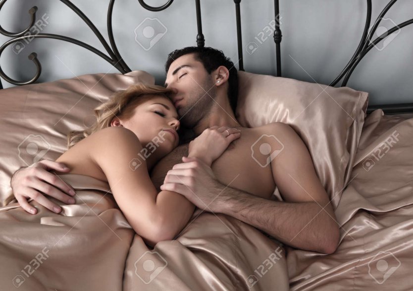 Мужчина и женщина в кровати