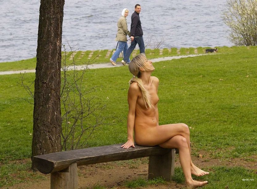 Девушки раздетые в парке