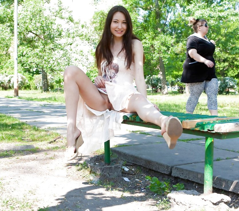 Девушка в парке без трусиков