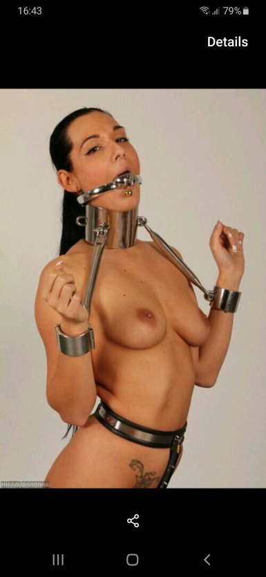 Металлический бондаж девушки