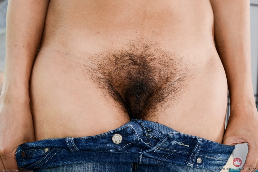 Волосатый лобок в джинсах