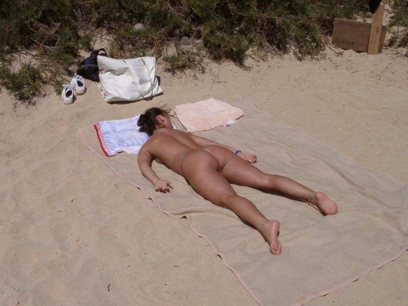 Женщины загорают голышом