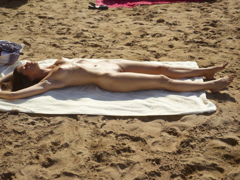 Девушки загорают голышом