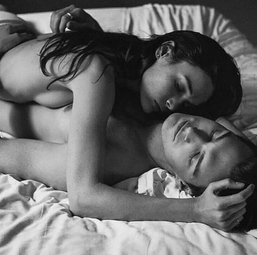 Обнимашки в кровати