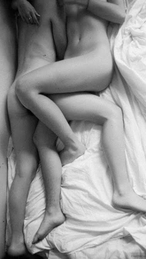 Голые обнимаются в кровати