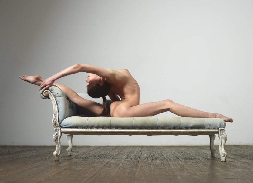 Вертикальный шпагат ню