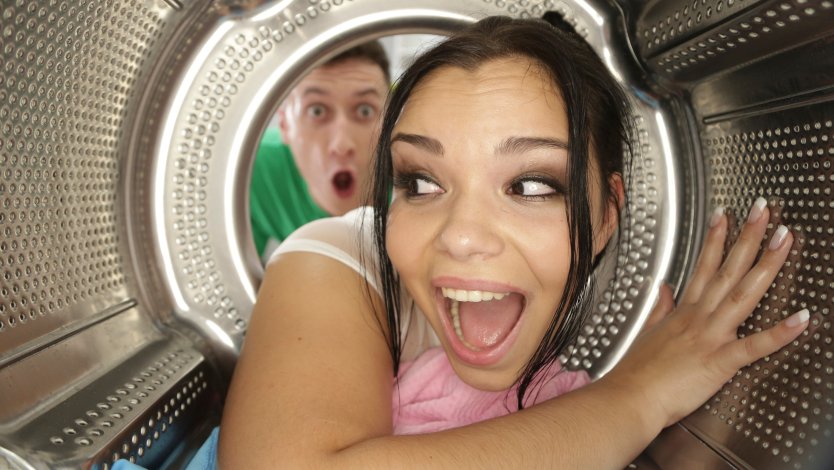Brazzers застряла в стиральной машине