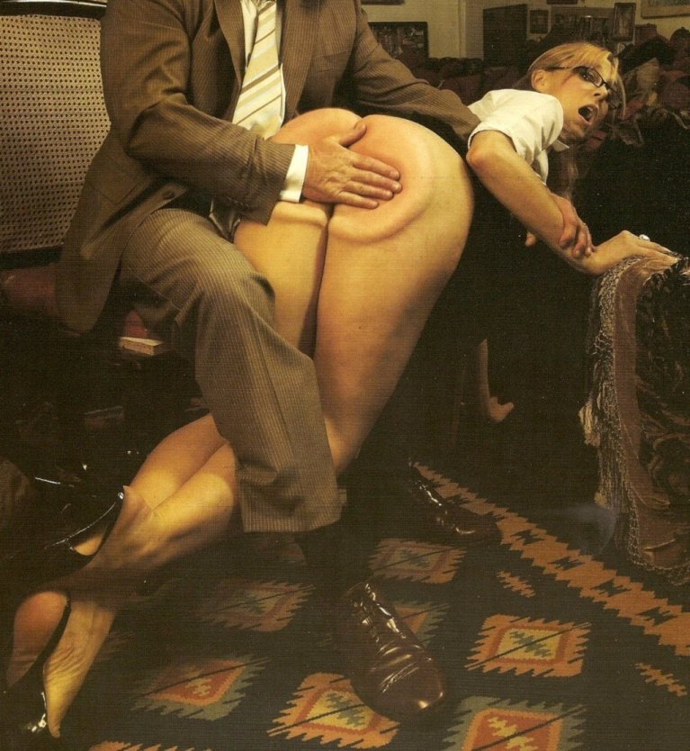 Шлепнул девушку по заду