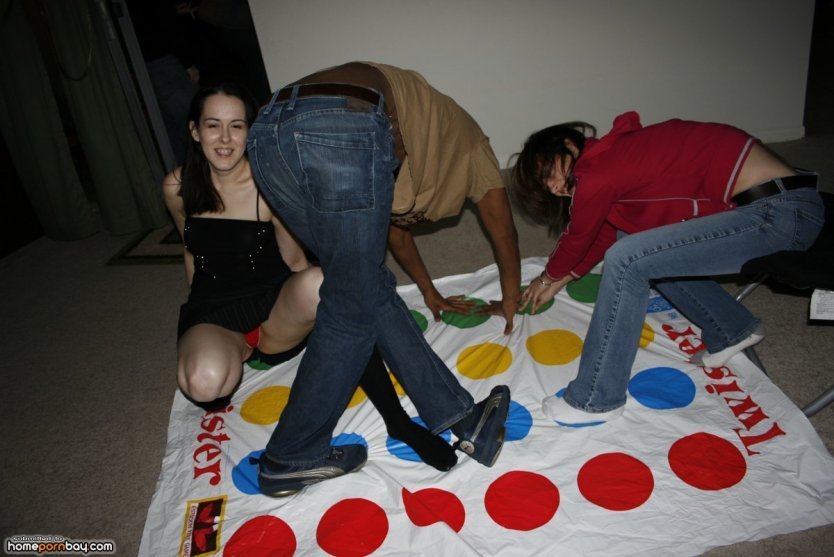 Играем в твистер голышом