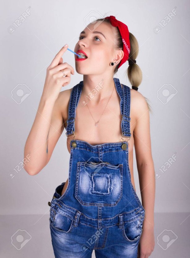 Девушка в комбинезоне