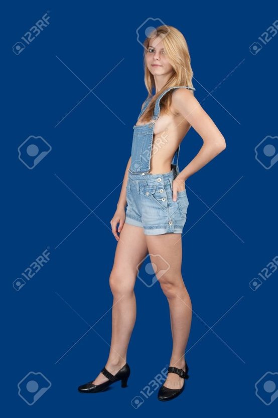 Девушка в джинсовом комбинезоне рабочем