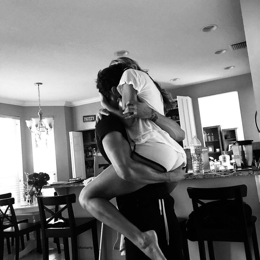 Обхватила его ногами