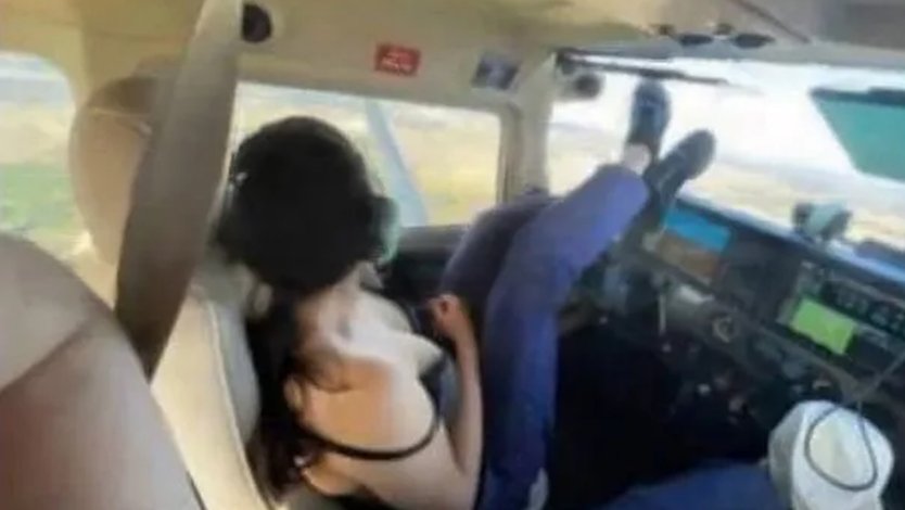 Голые стюардессы в самолете