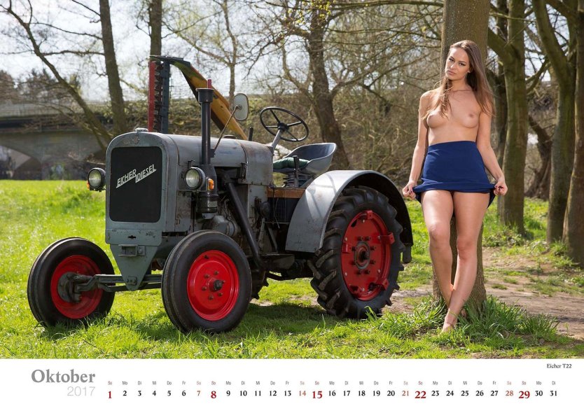 Эротичные девушки и трактор