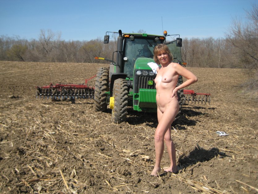 Зрелые голые бабы в поле
