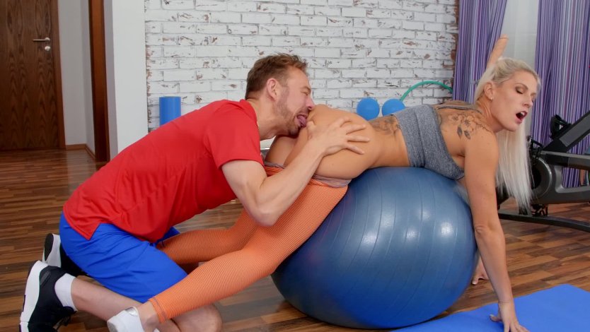 Ебля на мяче гимнастическом