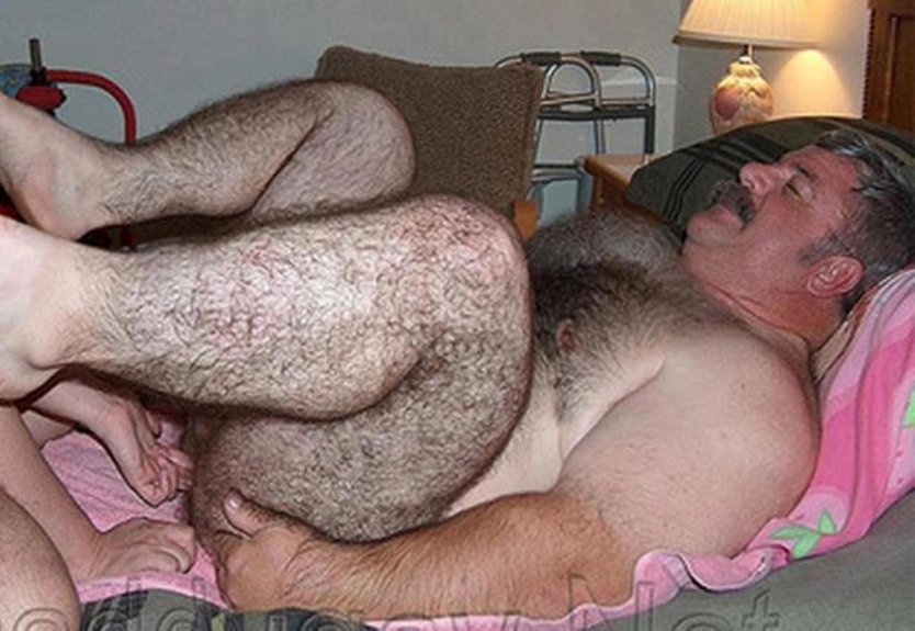 Голый толстый волосатый мужик