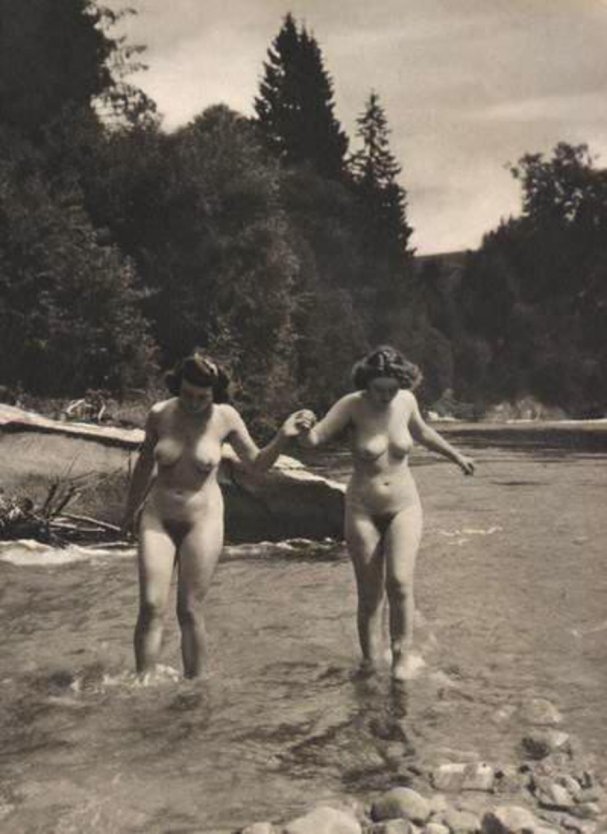 Нагие купальщицы ретро