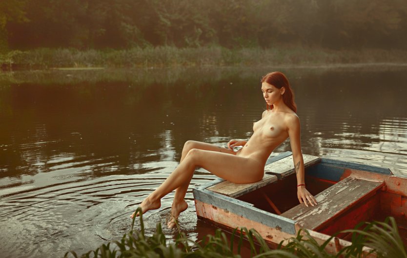 Фотосессия в стиле ню на озере