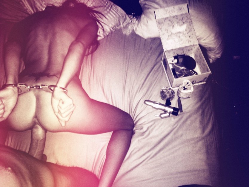 Домашний анал в наручниках