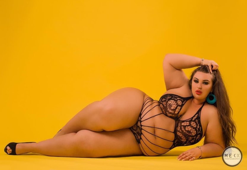 Модель плюс Ясмин Фокс xxx