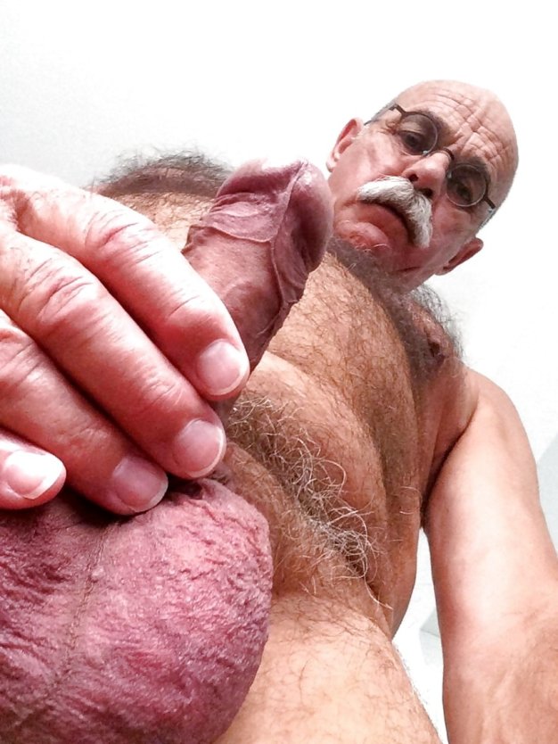 У старого Деда огромный хуй