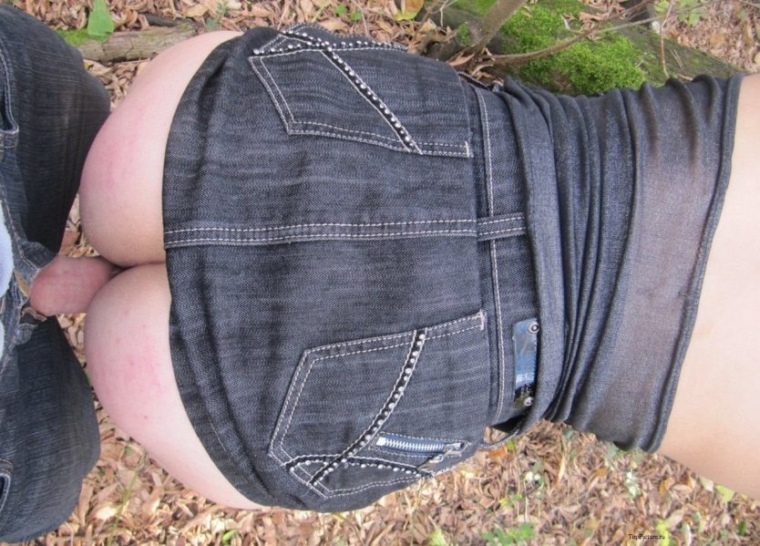 Спустила джинсы на природе