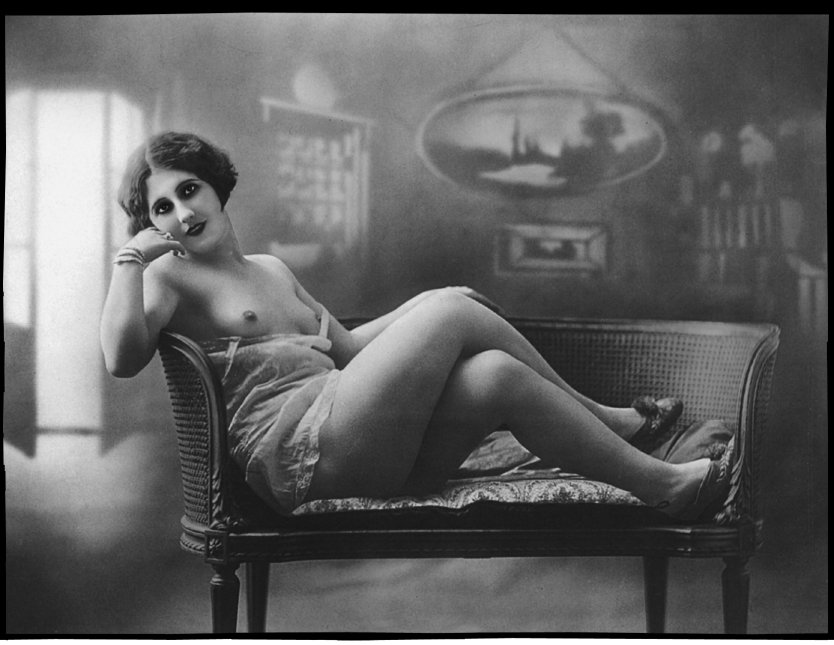 Голая дама в ретро фильме