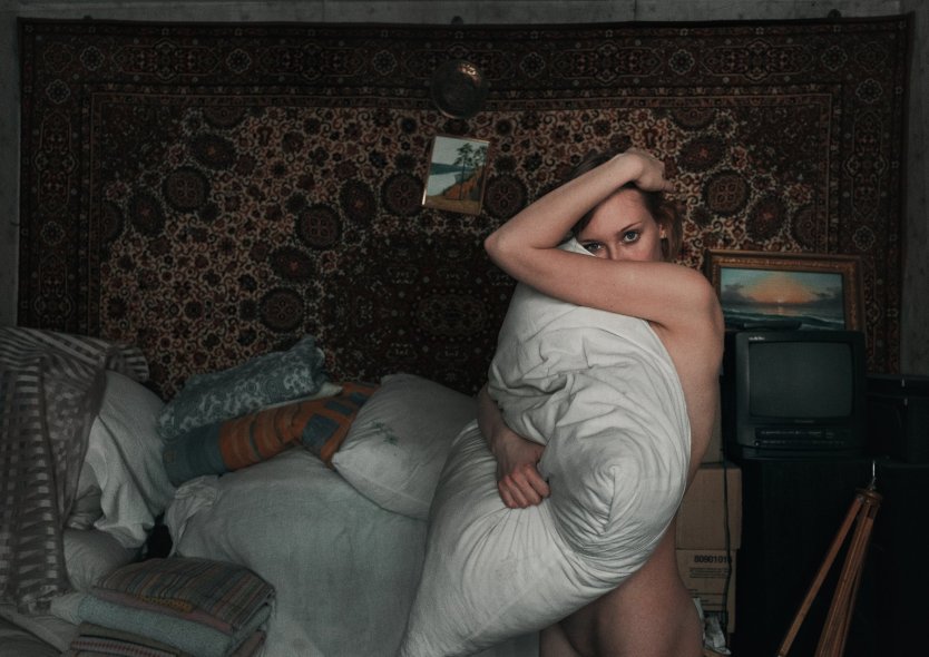 Девушки ню на фоне ковров