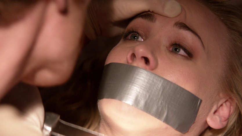 Девушка с расширителем рта