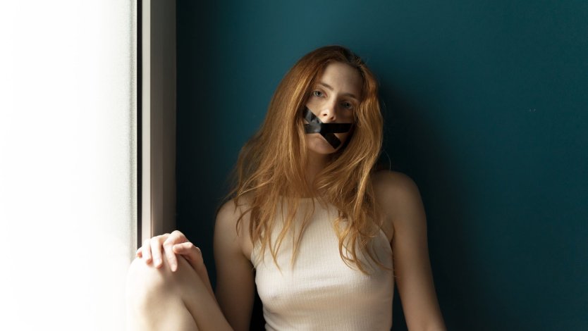 Женщина заклеивает