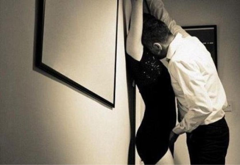 Девушка прижалась к стене