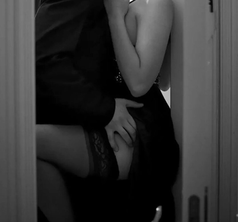 Страсть прижал к стене